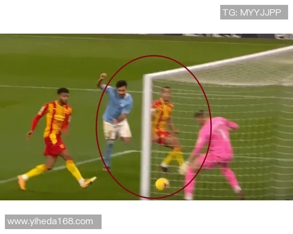 世界杯冷门：里昂与曼城战平补时进球引发全场狂欢