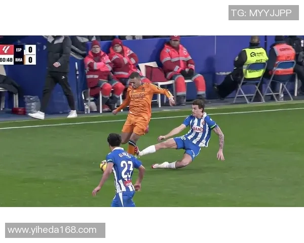 中超经典对决皇马与巴萨激战成平红牌事件引发全场热议